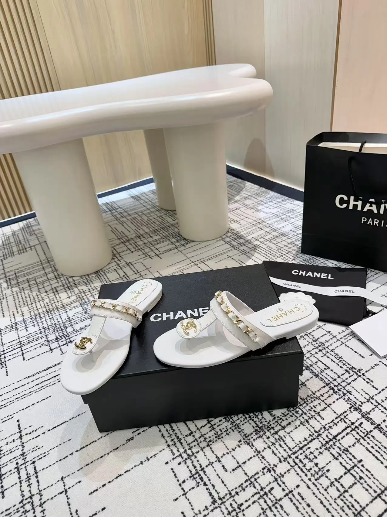 👟👟Ex-factory price 480👟👟 Top version Chanel Chanel - 2025 spring model, counter top double C sandals, this classic design; the extraordinary double C incorporates a variety of color elements... The diversified mix and match is very beautiful and versatile, very light on the foot, comfortable, super delicate and elegant, and can be used outdoors... ꫛꫀꪝ Go➫ Material: ❶Upper made of: Original imported sheepskin ❷Inner lining: Original sheepskin lining ❸Outsole based on: Original Italian genuine leather outsole Counter boutique packaging complete set for women 35–40 (customized for 41) 3 colors available (black, white, apricot)